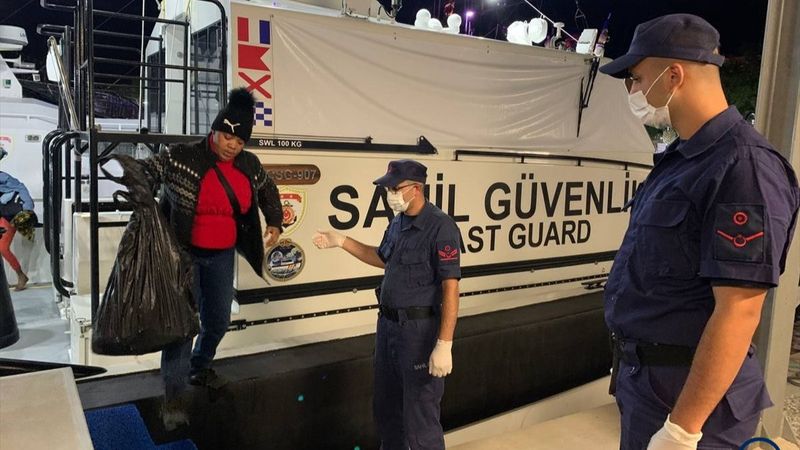 İzmir açıklarında 163 düzensiz göçmen kurtarıldı, 92 göçmen yakalandı