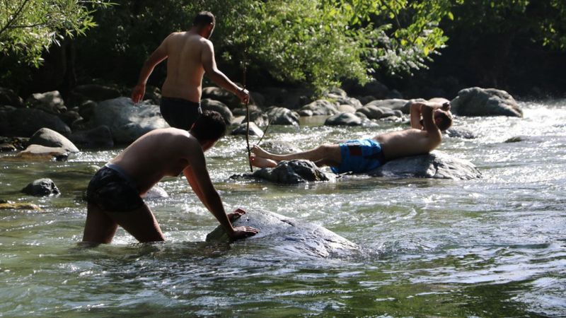 Hakkari'de sıcaktan bunalanlar, kar sularıyla beslenen derede serinledi