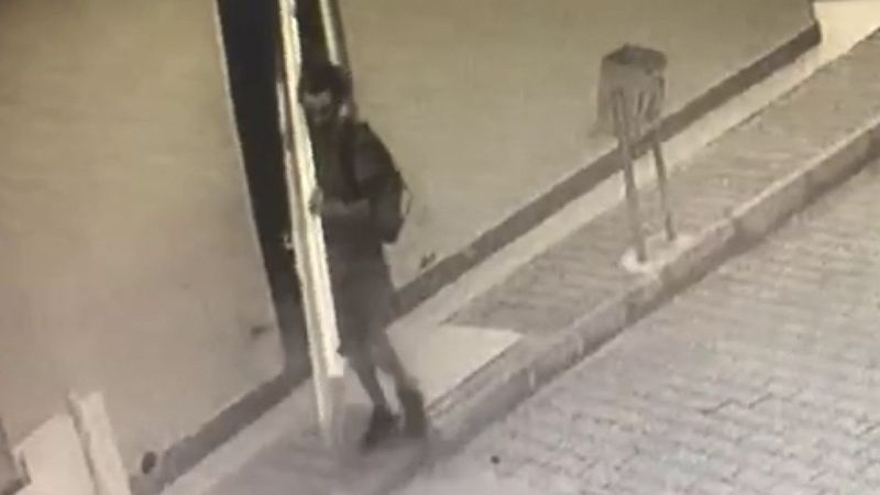 Antalya'da caminin tuvalet kapılarını çalıp omzunda götürdü