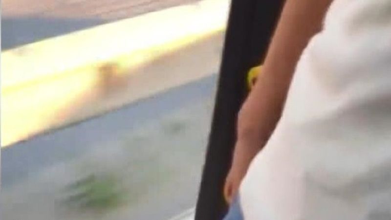 İstanbul'da İETT otobüsünün kapısı açık bir şekilde yolculuk yaptılar