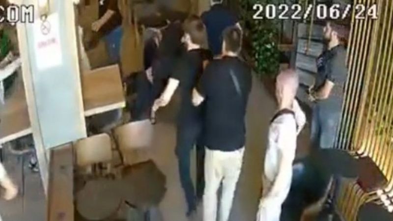 Fatih'teki kavgada tokat atılınca, rakibini güreşçi gibi kündeye getirdi