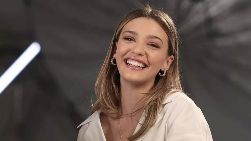 'Giyinmemişsin canım ya' Melisa Döngel bronz teni ve derin dekoltesiyle akıl aldı!