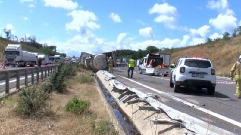 Sarıyer'de kontrolden çıkan kimyasal yüklü tır yan yattı