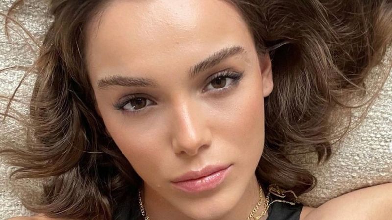 Hafsanur Sancaktutan göğüs dekoltesiyle nefes kesti!