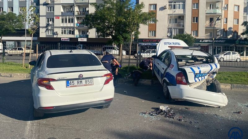 Manisa'daki trafik kazasında 5'i polis 6 kişi yaralandı