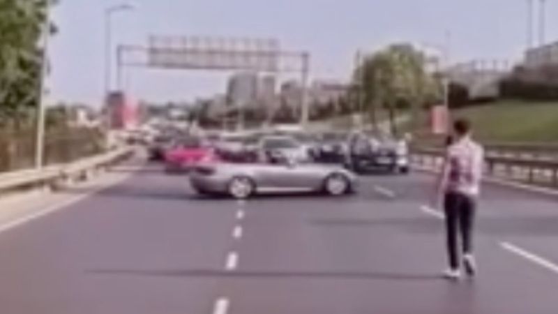 İstanbul'da düğün konvoyunun önünde drift yaptı