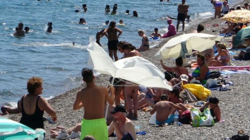 Antalya'da denize girenlerin plaj şemsiyeleri ile imtihanı kameralara yansıdı