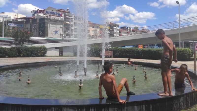 Kocaeli'de uyarılara aldırış etmeyen çocuklar süs havuzuna girdi