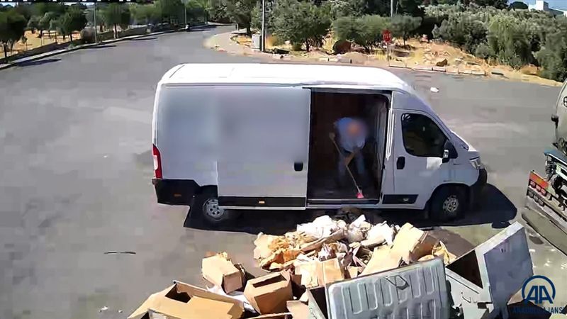 Bodrum'da bir kişiye, konteyner önüne döktüğü atıklar geri toplatıldı