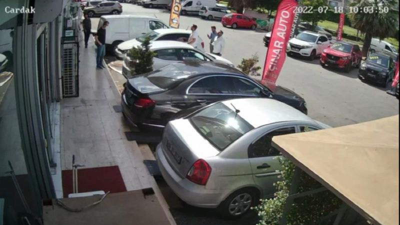 Sancaktepe'de çatıdan düşen şemsiyeden saniyelerle kurtuldu