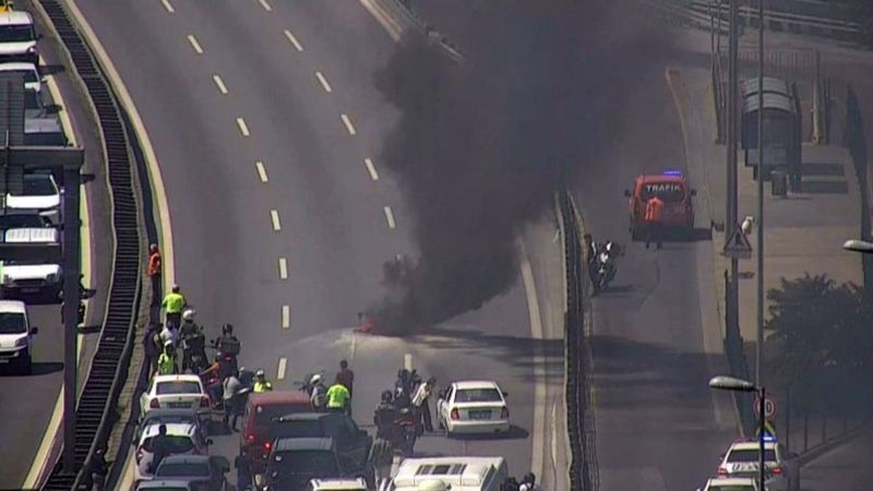 15 Temmuz Şehitler Köprüsü'nde bir motosiklet alev aldı