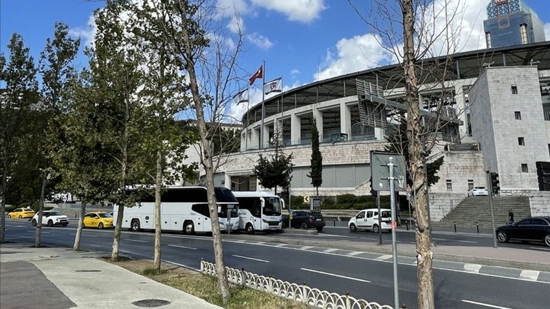 İBB'nin Çırağan'da kestiği ağaçların yerine diktiği fidanlar kurudu