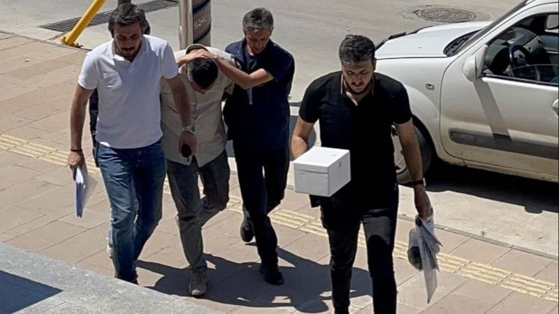 Uşak'ta denetimden kaçan kamyonet sürücüsü, polise çarptı