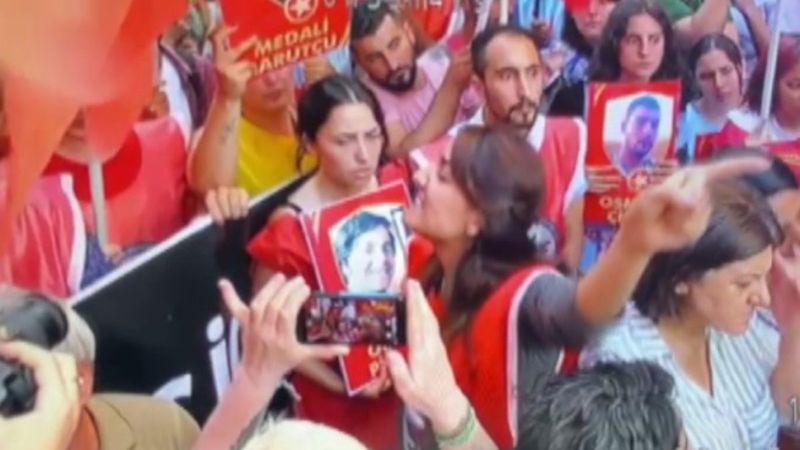 İzmir'deki izinsiz yürüyüşte 4 polis yaralandı