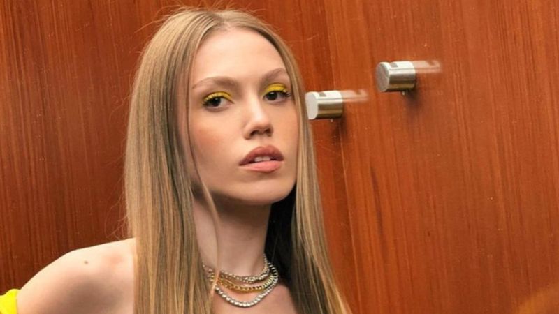 Duygu Özaslan pembe bikinisiyle ortalığı yaktı!