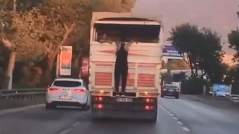 Bursa'da kamyon kasasının kapağına tutunarak seyahat etti