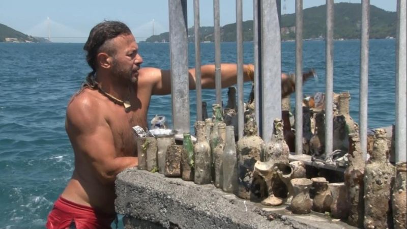 Sarıyer sahiline denize girmek için giden aile çöp topladı