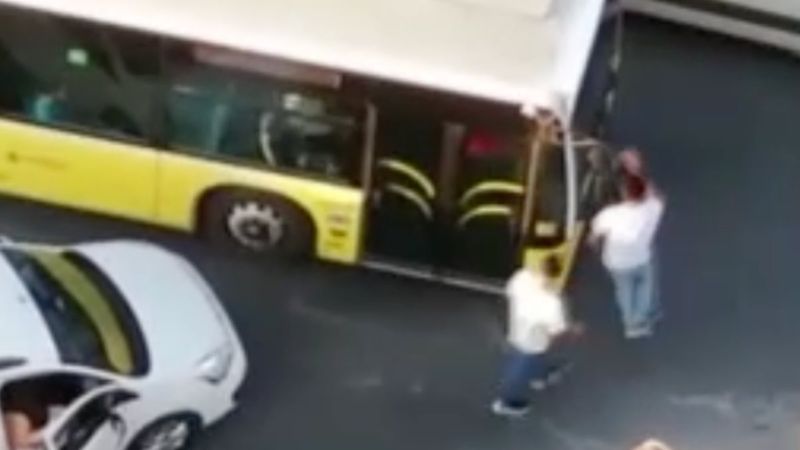 Esenyurt'ta ters yönde giden sürücü, İETT otobüsünü yumrukladı