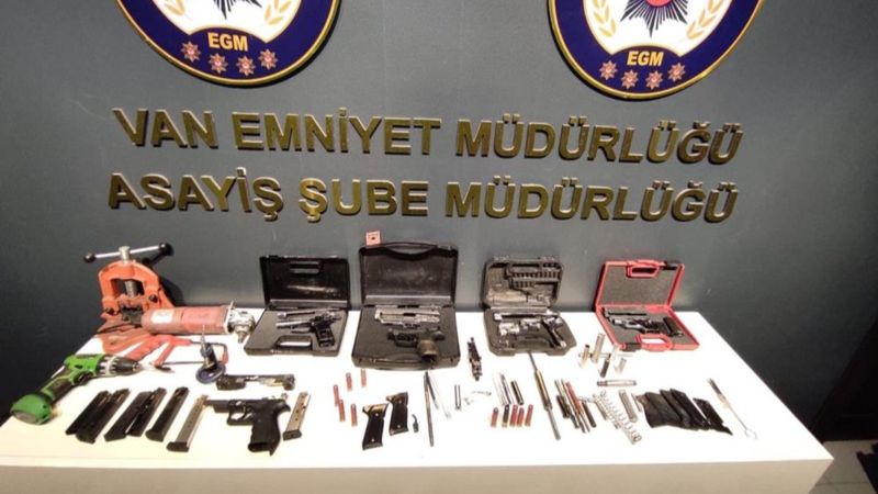 Van'da kurusıkıları gerçek tabancaya dönüştüren şahıs yakalandı