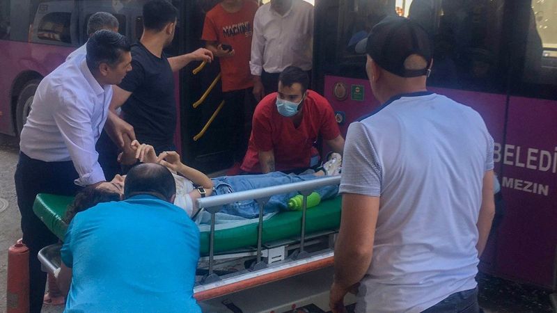 Van'da otobüs şoförü, fenalaşan yolcuyu hastaneye yetiştirdi