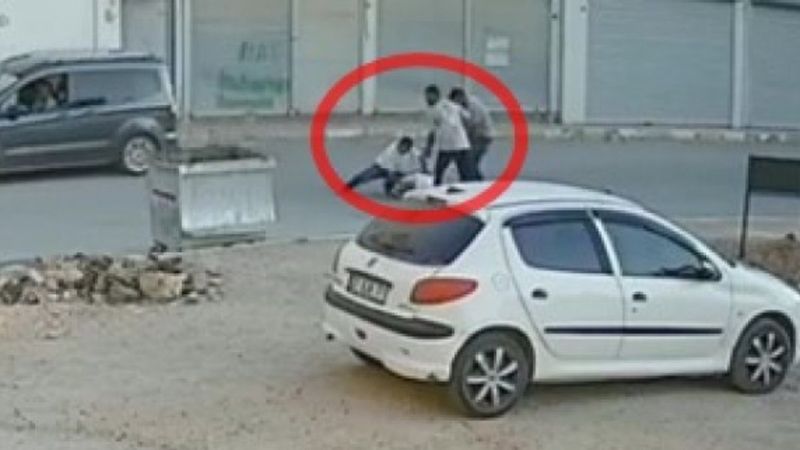 Mardin'de sokak ortası dehşeti: Tabancayla vurup darbettiler