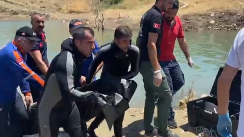 Batman'da sıcaktan bunalan 2 kardeş, gölde can verdi
