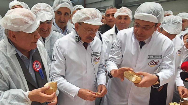 İBB Halk Ekmek Fabrikası açılışında Ekrem İmamoğlu, Kemal Kılıçdaroğlu'na ekmek bölüp verdi