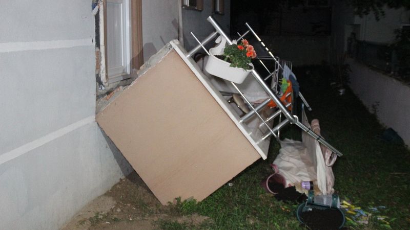 Kocaeli'de oturdukları sırada balkonları çöktü