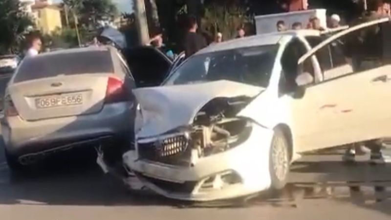 Düzce’de kavşakta iki otomobil çarpıştı: 6 yaralı