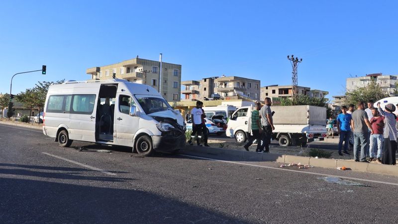 Diyarbakır'da hasarlı minibüse, tarım işçilerini taşıyan minibüs çarptı