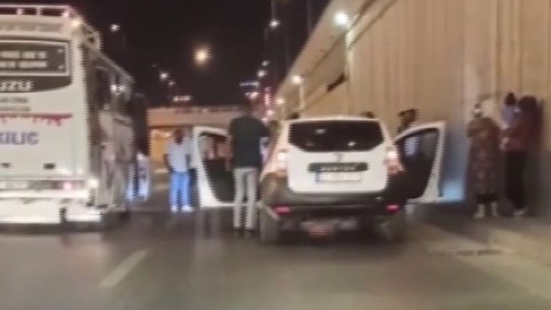 Adana'da asker uğurlarken akan trafiği durdurup, çiftetelli oynadılar