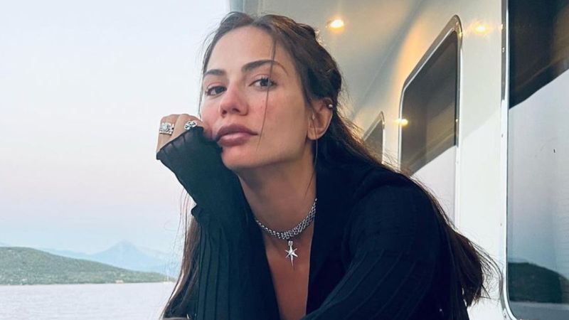 Demet Özdemir'den iddialı poz! Aynanın karşısında büyüledi...