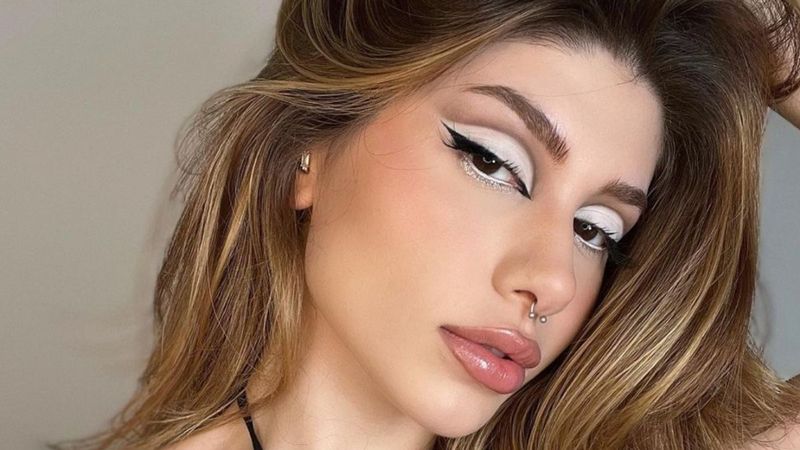 Fenomen Şeyda Erdoğan, göğüs dekoltesiyle olay oldu! O poz beğeni yağmuruna tutuldu...