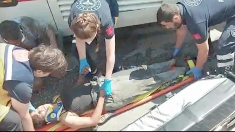 Tur otobüsünün altında kaçmaya çalışan göçmenler yanmaktan son anda kurtuldu