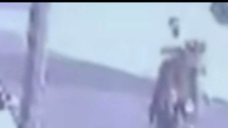 Arnavutköy'de kadına çarpan motosikletli kaçtı