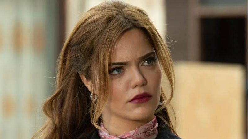 Hilal Altınbilek derin dekoltesiyle tozu dumana kattı! 'Züleyha açıldıkça açılmış..'