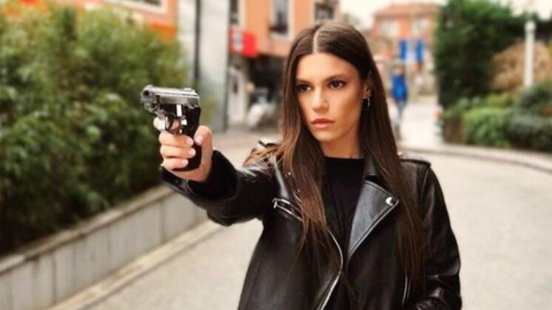 Kasığına kadar açtı! Yüsra Geyik'in elbisesi olay oldu... 'Sıcak renklerle alev almışsın..'