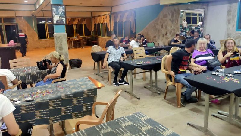 İzmir'de kahvehanelere kumar baskını: 82 kişiye 149 bin lira ceza