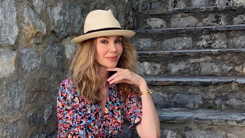 Ünlü manken Demet Şener'den aşk pozları geldi!