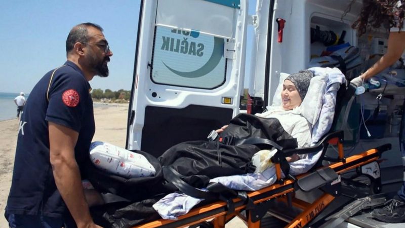 Aydın'da yaşayan yatalak hastanın deniz kenarı isteği gerçekleştirildi