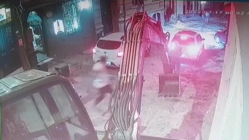 Beyoğlu'nda kapkaççı, pet şişe atılarak durdurulmaya çalışıldı