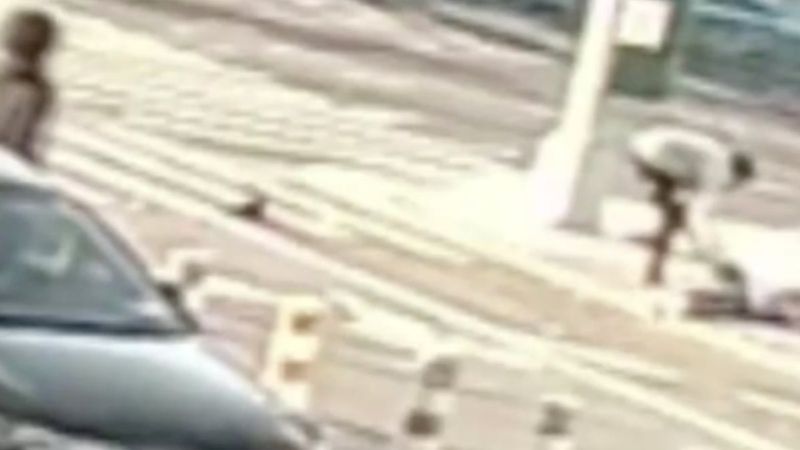 ABD'de araçla çarptıkları adamı soydular