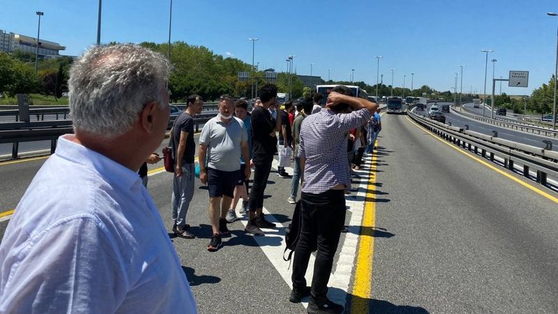 Küçükçekmece'de metrobüs arızalanınca yolcular güneşin altında bekledi