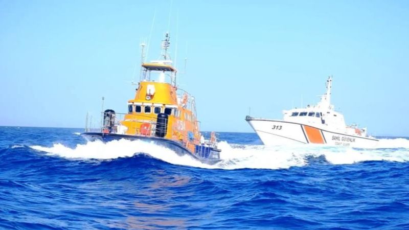 Yelkenli tekneyi taciz eden Yunan unsurları, Türk askerlerini görünce kaçtı