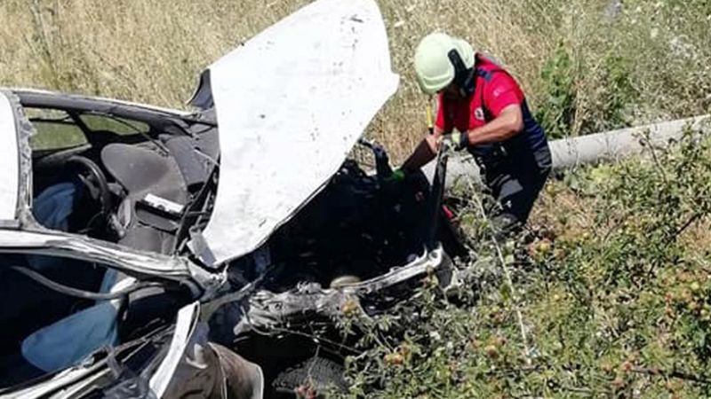 Denizli'de otomobil, şarampole yuvarlandı: 2 ölü, 1 yaralı