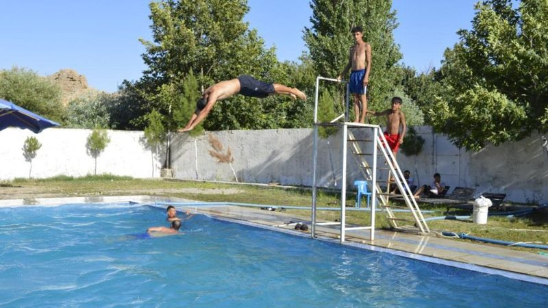 Mardin'de vatandaşlar, Gurs Vadisi'ndeki yüzme havuzunda serinliyor