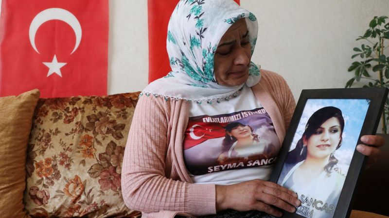 Van'da dağa kaçırılan kızına seslenen anne: Orası senin yerin değil