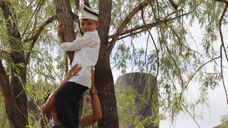 Erzurum'da sünnet olmaktan korkan çocuk ağaca tırmandı