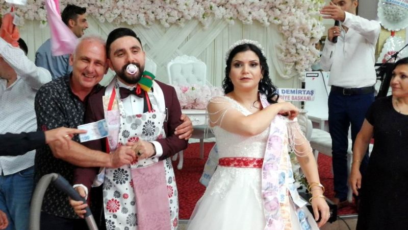 Samsun'da düğünde damada takılanlar davetlileri güldürdü