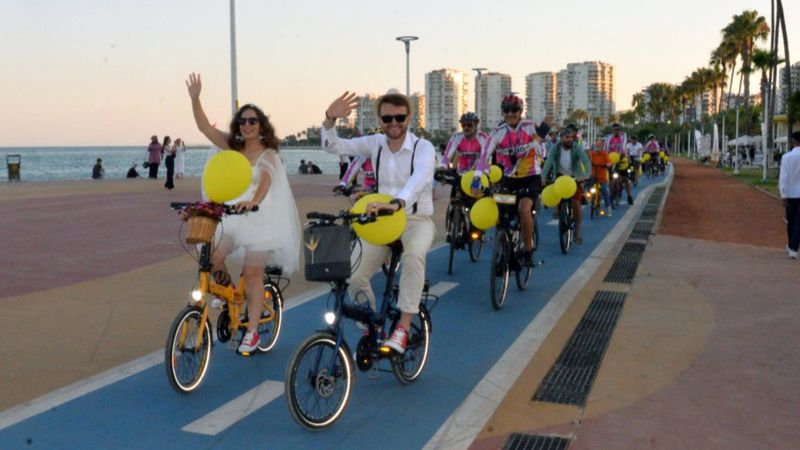 Mersin'de bisikletli düğün konvoyu